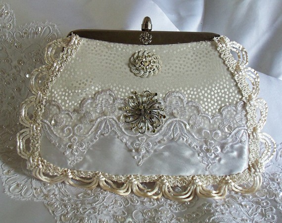 زفاف - Vintage silk Wedding clutch, OOAK Couture Purse with vintage jewelry.  La Marelle Couture Designs, sac à main blanc