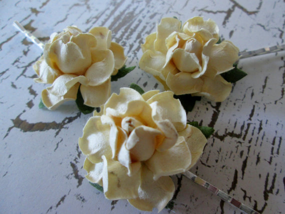 Свадьба - Ivory paper flower bobby pins. Wedding hair accessories, Paper rose hair pins