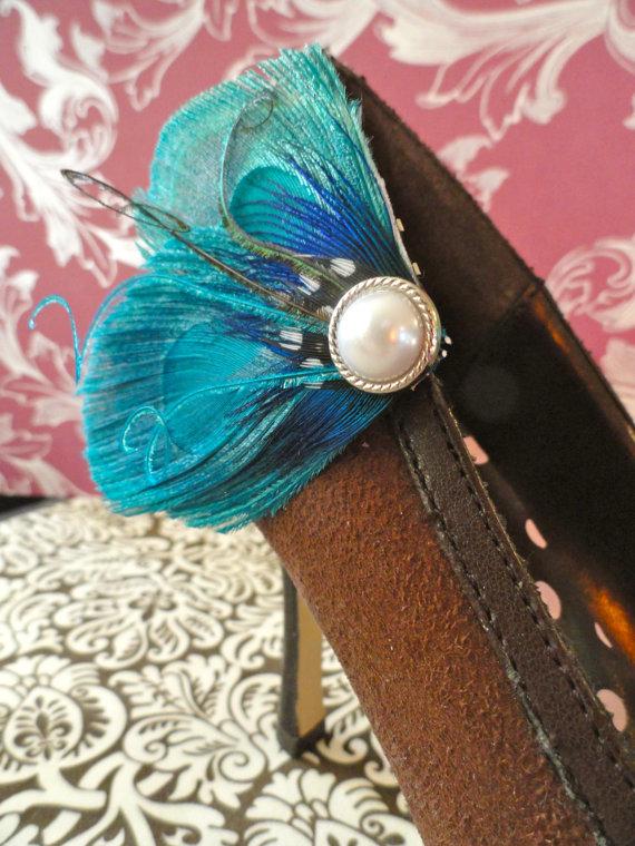 Hochzeit - Heart and Soul Turquoise Peacock Feather Shoe Clips