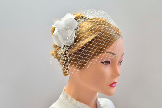 زفاف - Headpiece with birdcage veil Bridal veil fascinator Simple fascinator Bridal headpiece Head piece  White fascinator Flower headpiece