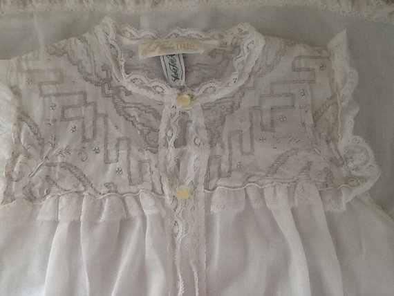 Mariage - Vintage Lingerie / Saks 5th Avenue / Bert Yelin for Iris /Romantic Nighty / white nightie / Vintage Lace Gown / Sexy Gown