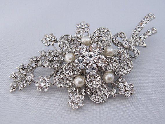 Mariage - Crystal wedding brooch,pearl bridal brooch,bridal sash brooch,wedding dress brooch,wedding belt sash brooch,wedding hair comb,bridal comb
