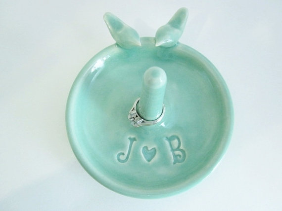 Свадьба - Ring holder, Mr and Mrs Ring dish, brides gift, monogrammed dish, engagement gift for couples