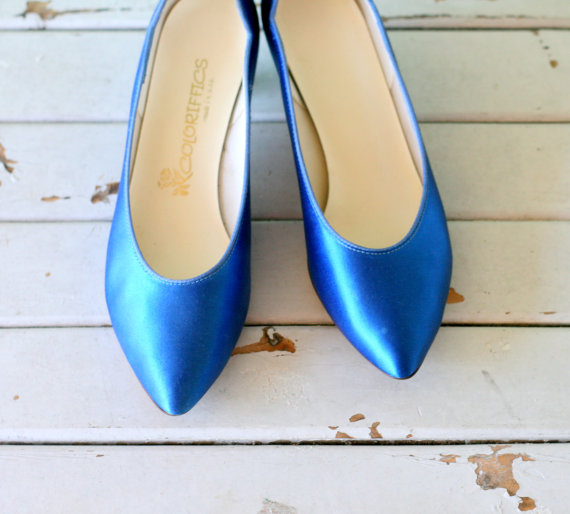 Свадьба - 1980s BLUE SATIN Heels...size 8 womens....wedding. blue heels. shoes. pumps. fancy. party. mod. retro. glam. satin. fabric heels. electric
