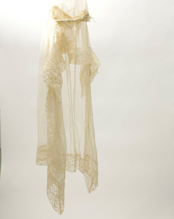 Wedding - Vintage Lace Wedding Veil .
