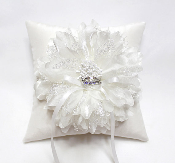 زفاف - Wedding ring pillow - ring bearer pillow, off white flower ring pillow, silk ring pillow