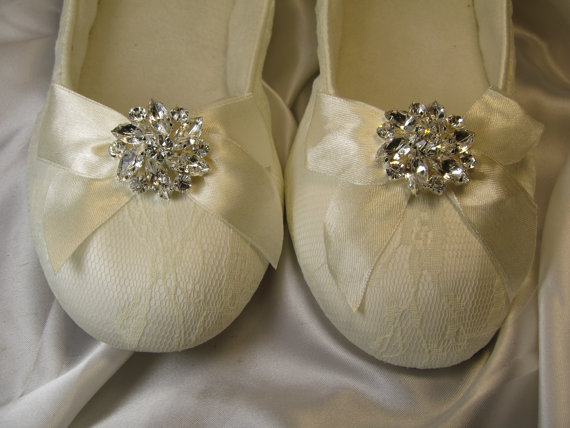 زفاف - SALE - Ivory Ballet Flat Wedding Shoes with Crystal Flower Brooch Bridal Flats White-Ivory Bridal Ballet Shoes Lace Bow Brooch Shoes