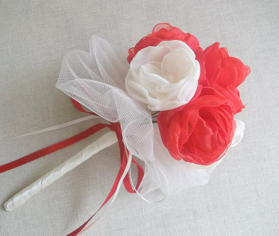 زفاف - Ivory and Candy Apple Red fabric flowers bouquet, Bridal Bridesmaids Weddings bouquet, Red roses and white daisies with fresh water pearls