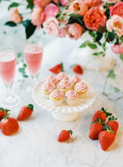 Hochzeit - Valentine’s Cookies & Champagne Cocktails