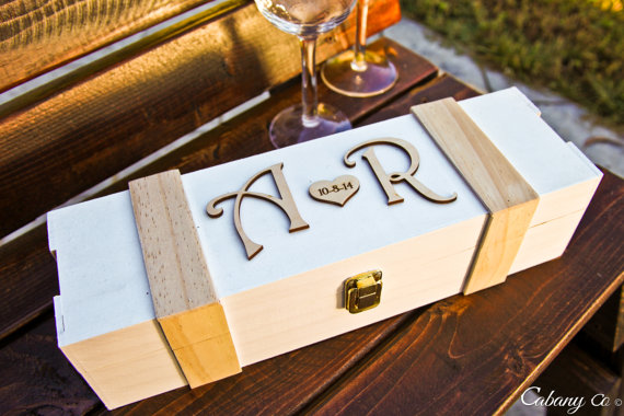 Mariage - Personalized  Wine Box Wood Engraved Wedding - Couple in Love, Wine Ceremony, Anniversary, Shabby Chic Wedding, Rustic Wedding Engagement