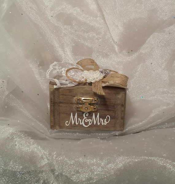 زفاف - Shabby Chic Mr and Mrs Wedding Ring Box, Ring Bearer Ring Box, Wedding Ring Box, Wedding Ring Pillow Alternative, Rustic Ring Box, Ring Box