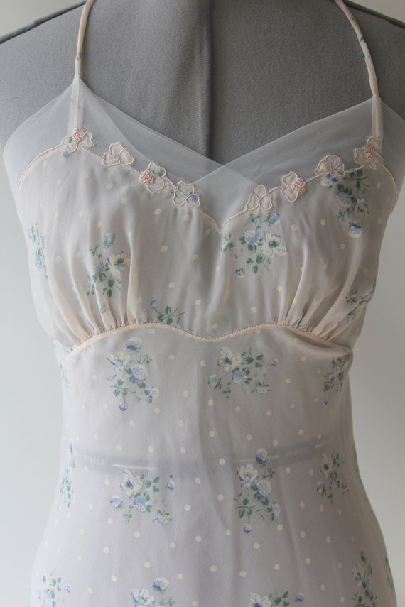 زفاف - Nightgown in Winter White 1940's with soft Blue and Pink Flowers and Dots Small