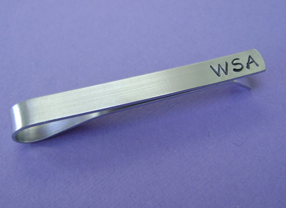 Свадьба - Personalized Hand Stamped Tie Clip - Custom Tie Bar - Groomsmen Gift - Birthday Gift - Wedding Party - Fathers Day