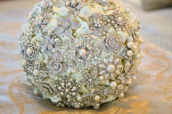 Hochzeit - Deposit on heirloom rich pearl brooch bridal bouquet - made to order
