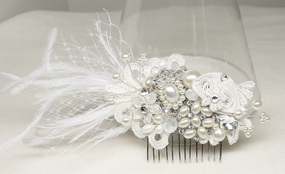Свадьба - Feather & Birdcage Veil Bridal Hair Clip- Off White Bridal CombStatement Bridal hairpiece- Feather Bridal Comb- Wedding Hair Accessories