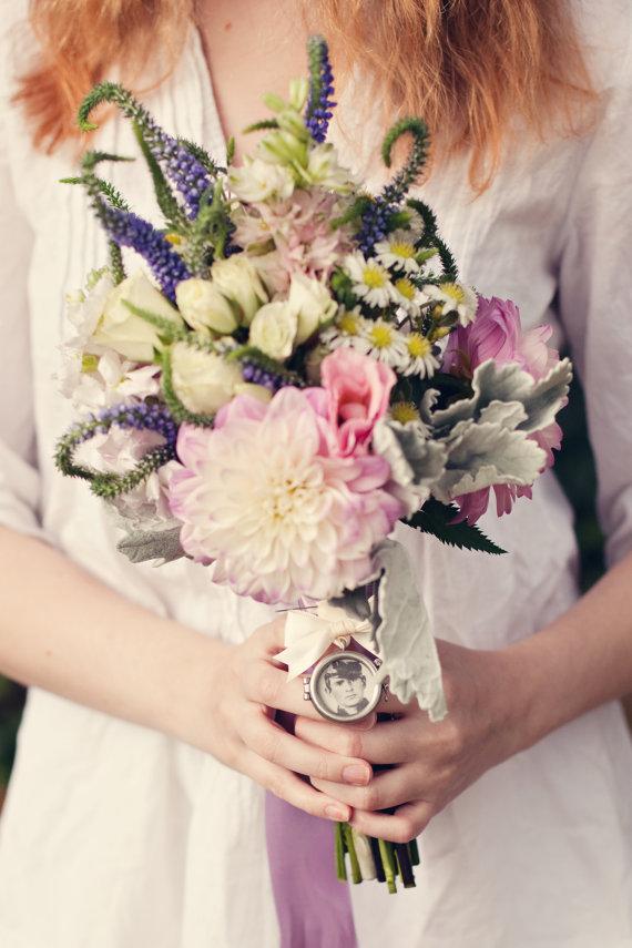زفاف - Bridal bouquet charm, Photo frame locket, Keepsake wedding accessory, Antique silver circle and ribbon bow