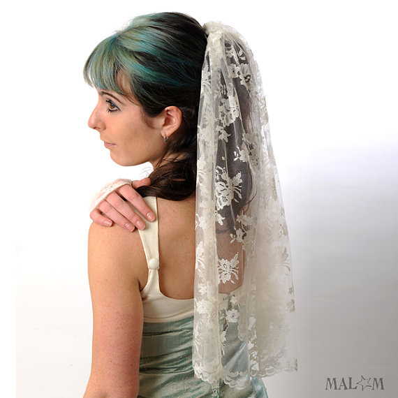 Свадьба - Lace Wedding Veil, short - Half veil in Off-white Floral Lace- Simple veil