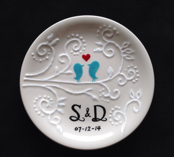 Свадьба - Engagement gift, Wedding gift - Personalized Ceramic Ring Dish, ring holder- Anniversary, Valentine's Day
