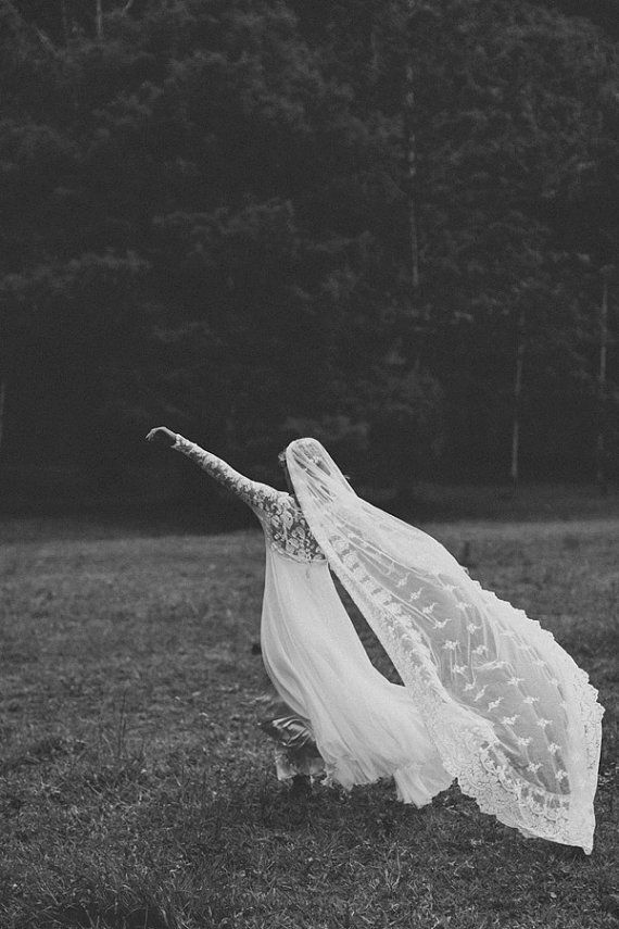 Свадьба - Romantic Long French Embroidered Lace Veil