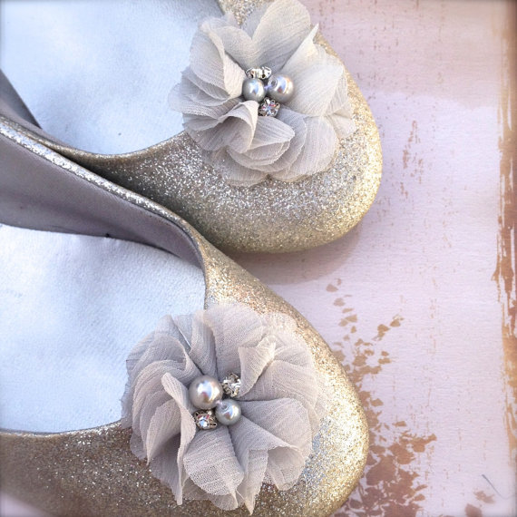 زفاف - Chiffon shoe clips with pearls and rhinestones. Also in light pink, pink, light grey, vintage pink, peach, teal and more. Weddings