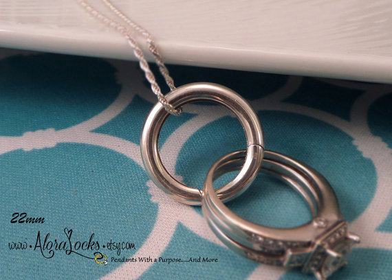 Mariage - ON SALE Infinity Circle Plain Wedding / Engagement Ring Holder / Holding Pendant - Sterling Silver  18mm, 20mm, or 22mm