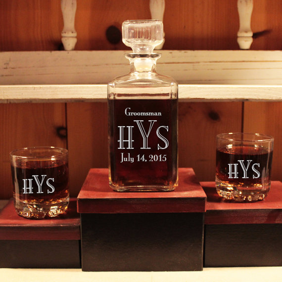 Mariage - MONOGRAMMED Glass Whiskey Decanter set , Barware, Personalized Groomsmen Gifts, Man Cave, Best Man Gift for him, Valentine's Day