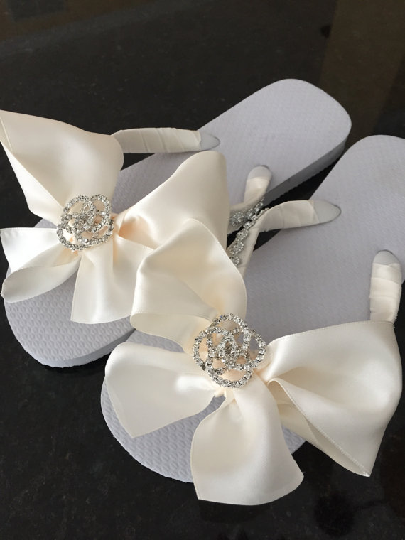 Свадьба - Wedding Flip Flops.Bridal Flip Flops. Platform Flip Flops.Bridal BOWZ Flip Flops.Ivory Flip Flops.Wedding Accessories.Bridal Shoes.