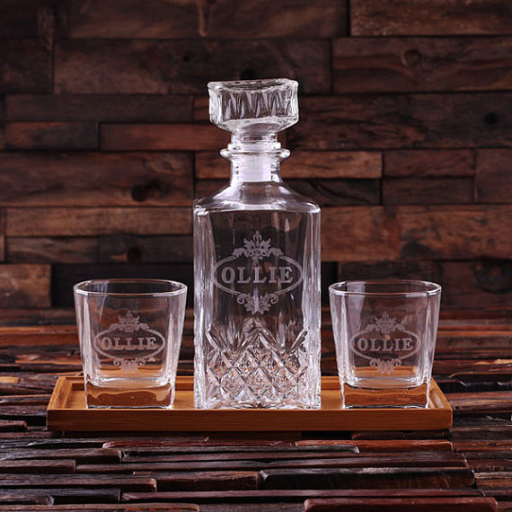زفاف - Personalized Wood Tray with Decanter and Whiskey Rocks Glasses Groomsmen Gift, Dad Holiday Gift