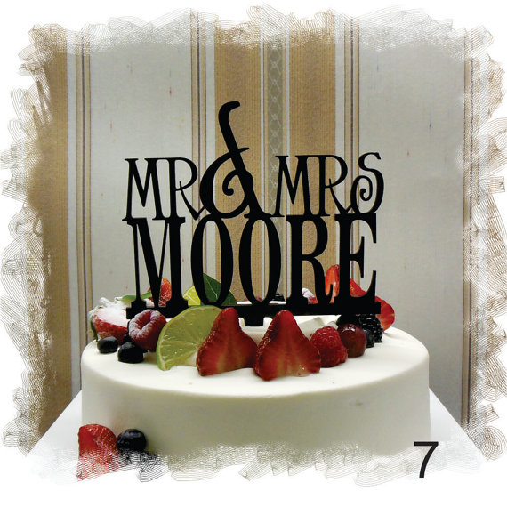 Mariage - Monogram Mr and Mrs Keepsake Cake Topper With Your Last (Family)Name - Custom Initials Wedding Cake Topper