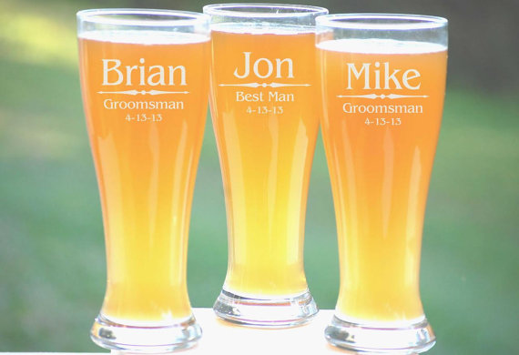 Свадьба - Personalized Groomsmen Gifts, Beer Glasses, Wedding Toasting Glasses, Pint Glasses, 4 Custom Beer Mugs, Gifts for Groomsmen, 16oz Glassware