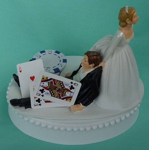 زفاف - Wedding Cake Topper Poker Chips Blackjack Card Playing Player Groom Themed w/ Bridal Garter Bride Drags Pulls Humorous Cards Funny Fan Top