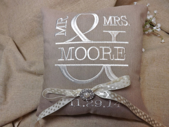 Mariage - Mr & Mrs Ring Bearer Pillow, embroidered ring bearer pillow, personalized ring bearer pillow, wedding pillow,ring pillow