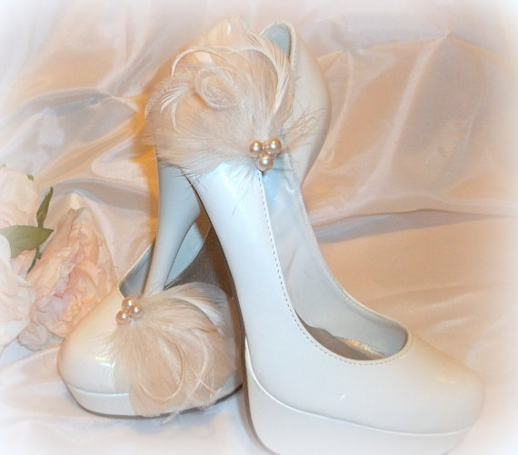 Свадьба - Bridal Shoe Clips - Champagne, Ivory, White or Black Feathered Shoe Clips - wedding shoe clips