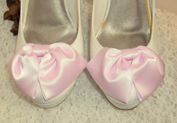 Свадьба - Vintage Style Shoe Clips, Satin Bows, Light Pink, White or Ivory, Shoe Clips for Bridal Shoes, Everyday Shoes