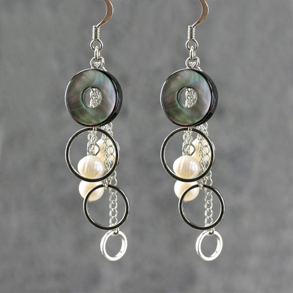 زفاف - Black shell pearl dangling chandelier earrings Bridesmaids gifts Free US Shipping handmade Anni Designs