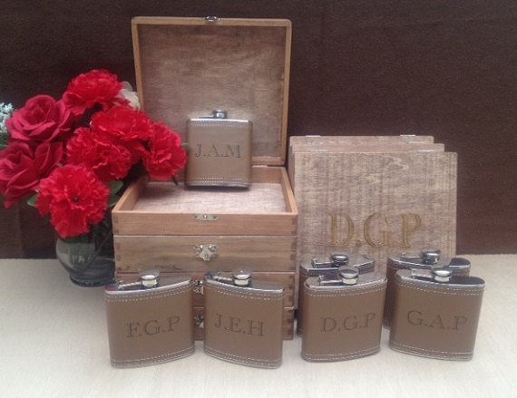 Hochzeit - Groomsmen Gift Set of 7 Cigar Box/Flask Set - Laser Engraved Name - FREE SHIPPING - Stained and Personalized - Brown Leather Flask