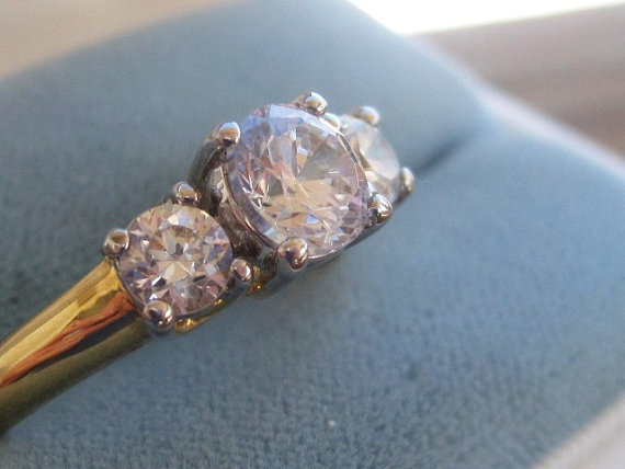 زفاف - Free Shipping Vintage CostumeTraditional 3 cz stoned tall pronged goldplated engagement ring