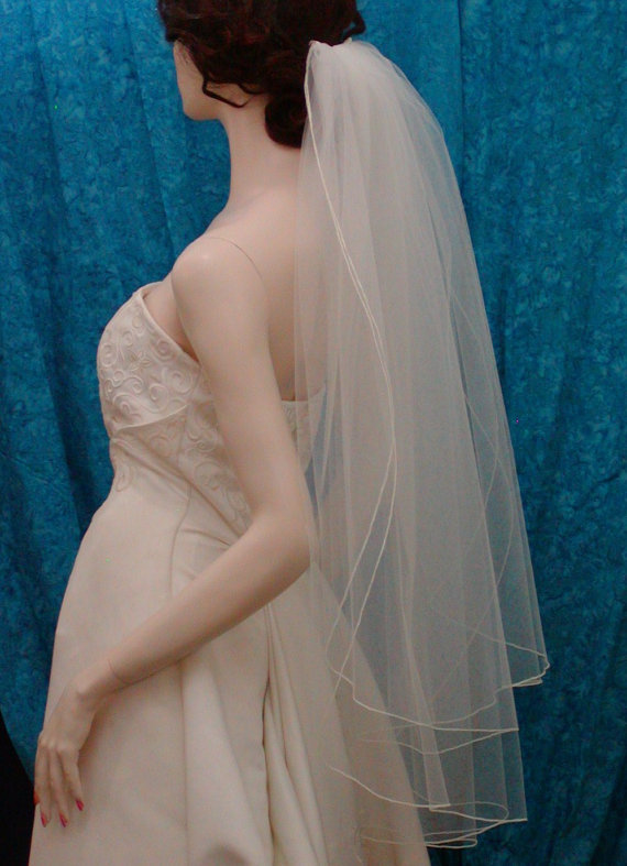 زفاف - Traditional Wedding Bridal Veil  IVORY  2 Tier Fingertip length with a delicate Pencil Edge