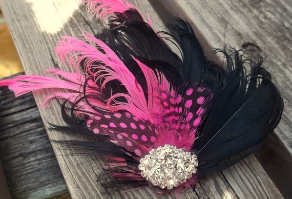 Hochzeit - Cabaret - Black and Hot Pink feather fascinator, rhinestones, hair clip, bridal fascinator, feather hair clip