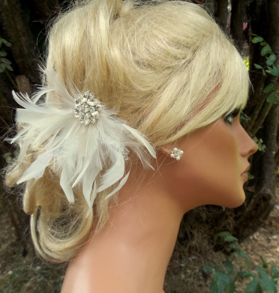 Hochzeit - Wedding Fascinator, Ivory Fascinator, Wedding Hair Clip, White Fascinator, Feather Fascinator, Feather Hair Clip, Prom, Dance,Wedding Gift