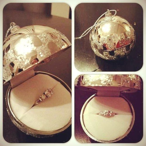 Mariage - A Christmas Proposal While Decorating The Tree. I Love Christmas So This Is Cute