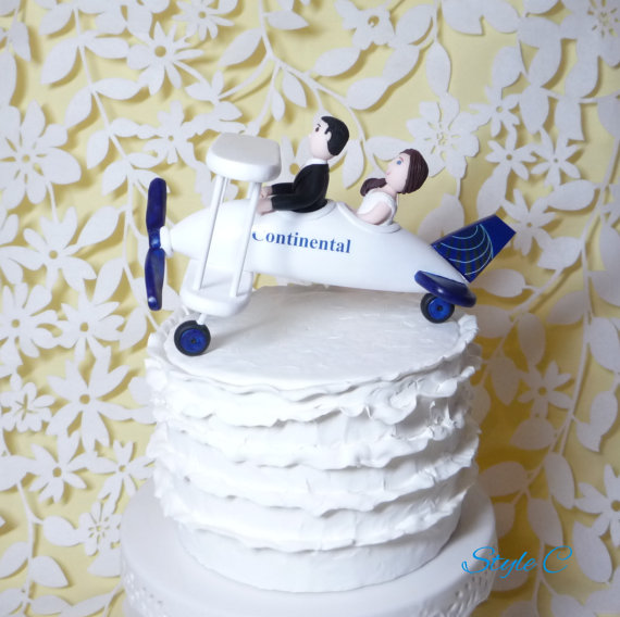 Mariage - Plane wedding cake topper. Airplane, bride, and groom.