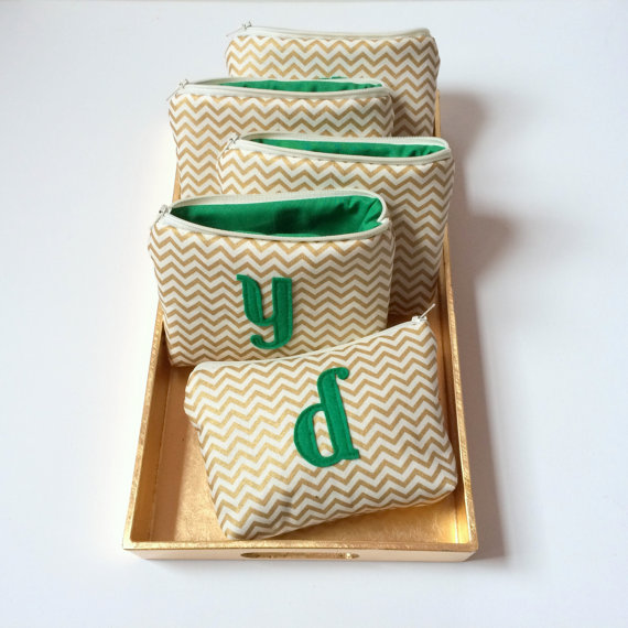 Свадьба - Personalized Bridesmaid Clutches. Set of Five Emerald Green & Gold Wedding Party Favor. Be My Bridesmaids Gifts.