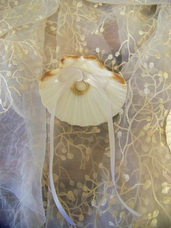 Hochzeit - Seashell Wedding Ring Holder- Beach Wedding Ring Bearer