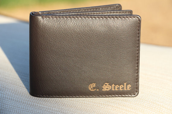 Свадьба - Personalized Bi-Fold Men's Leather Wallet, Mens Laser Engraved Wallet, Groomsmen Gift, Monogram Wallet, Gift for Men, Custom Wallet, Unique