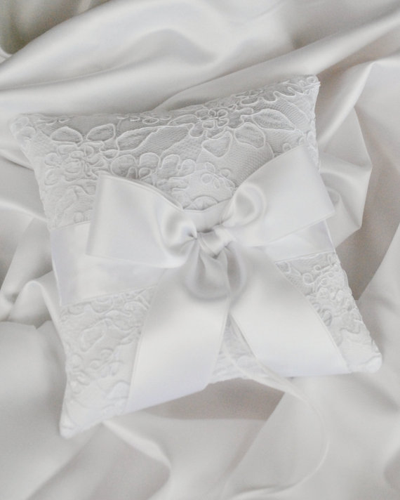 زفاف - White Ring Bearer Pillow - White Alencon Lace Ring Bearer Pillow
