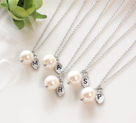Mariage - Pearl necklace, Bridesmaid gifts - Set of 6 -Leaf initial, Personalized necklace, freshwater pearl