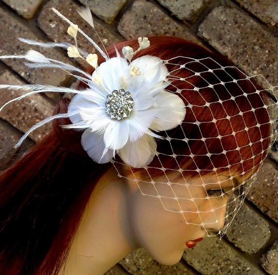 زفاف - Bridal Fascinator Veil Set, Feather Headpiece, Birdcage Veil, Ivory Flower Hair Clip, White Wedding Accessories, NIRVANI VISTA (2 items)
