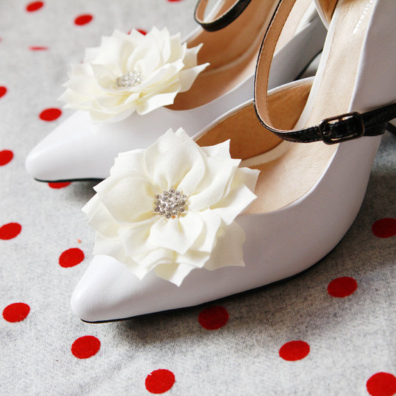 Hochzeit - Ivory Rhinestone Flower Shoe Clips - Wedding Shoes Bridal Couture Engagement Party Bride Bridesmaid
