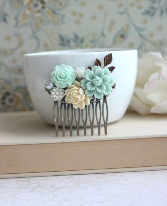 Hochzeit - Mint Chrysanthemum, Soft Green Rose, Ivory Rose, White, Pearl, Brass Leaf, Flower Hair Comb. Bridesmaids Gift, Hair Accessory. Mint Wedding